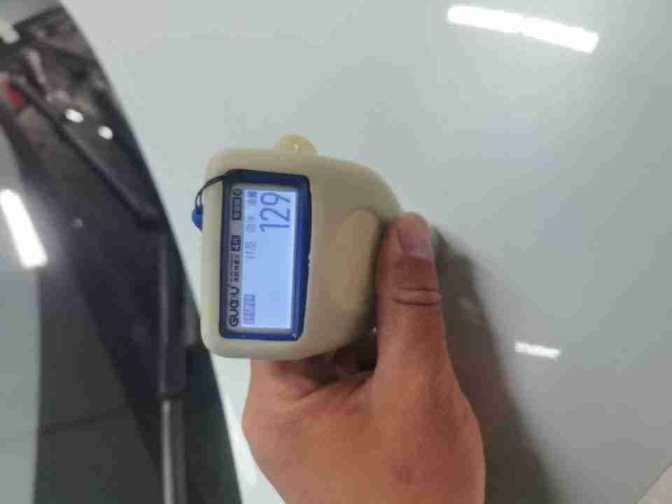 发动机舱盖漆面喷漆痕迹实拍