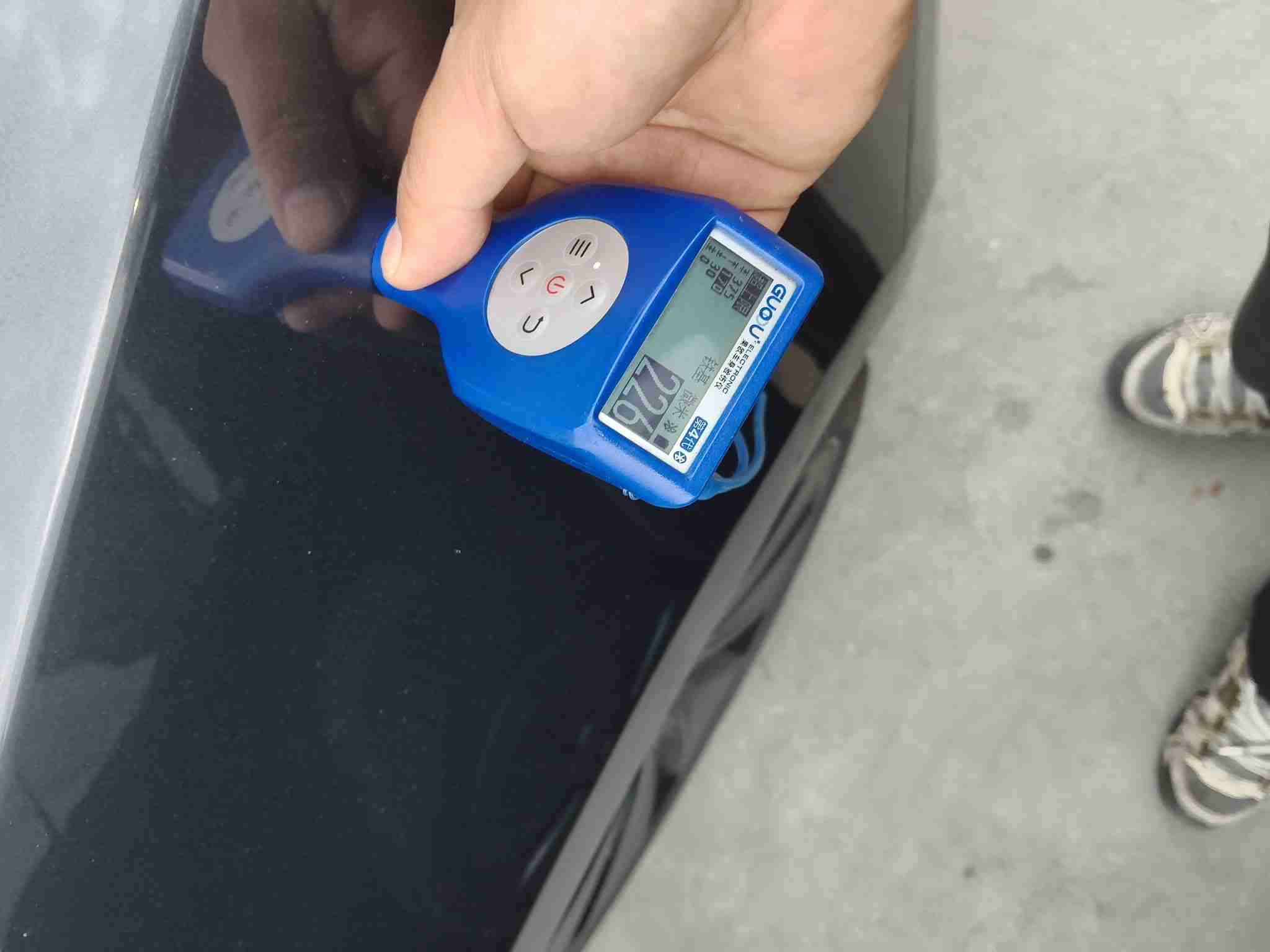 左后翼子板补漆痕迹实拍