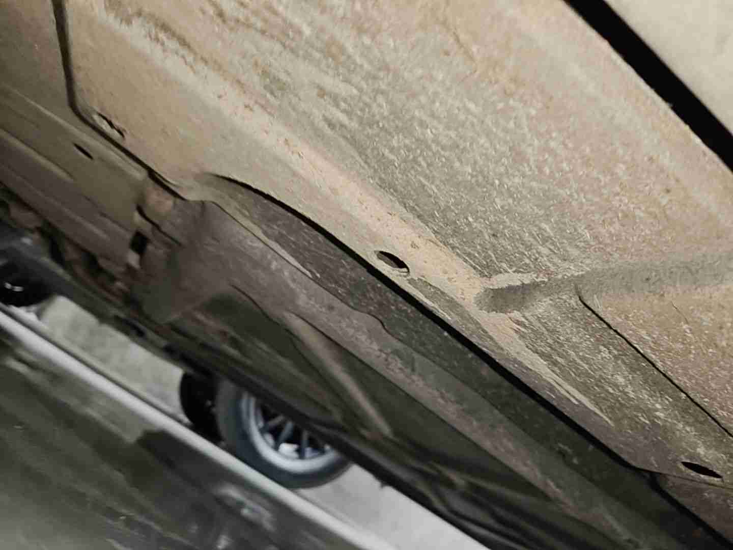 动力电池箱底护板拆卸痕迹实拍