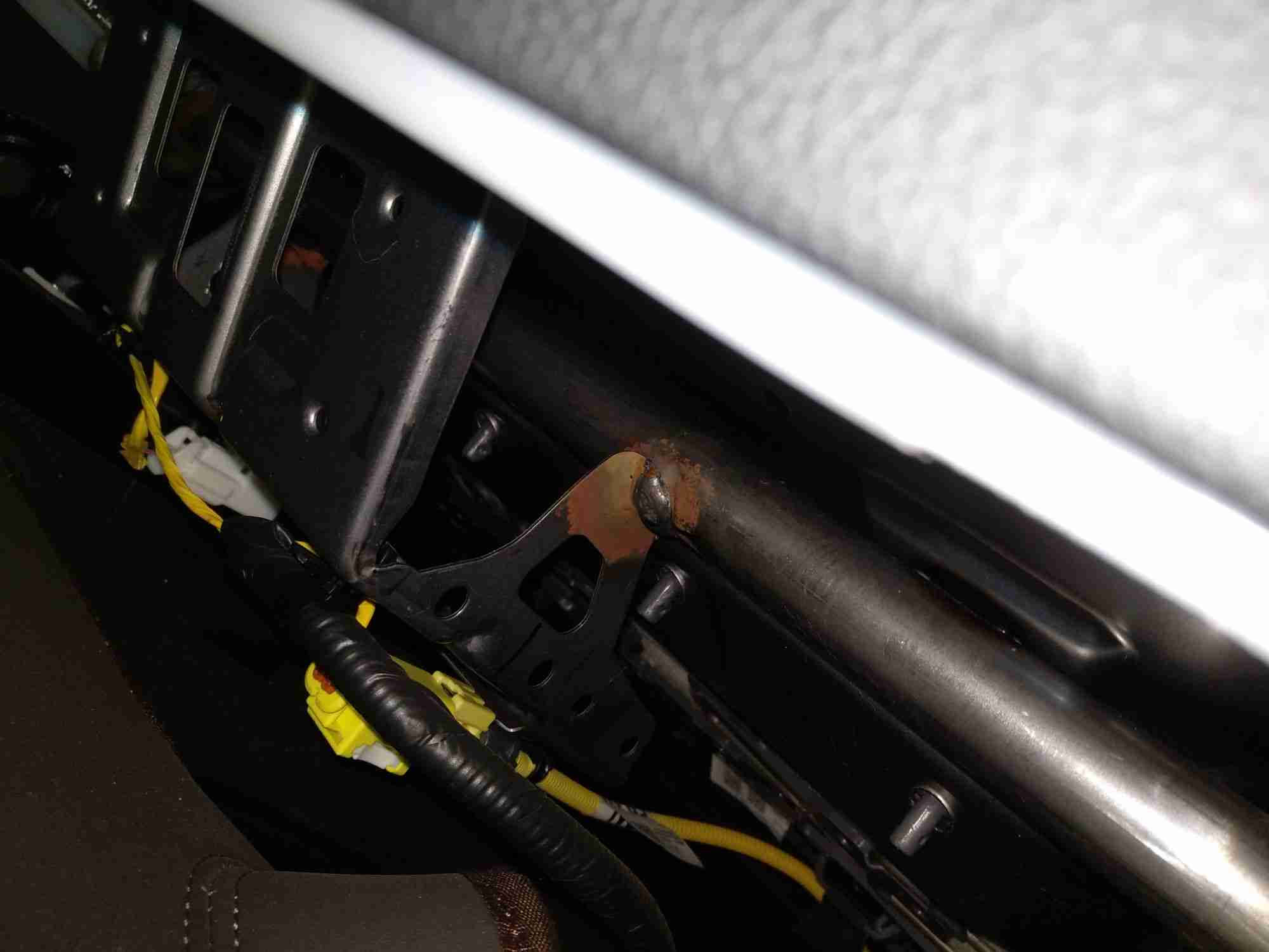 左前座椅骨架浮锈实拍