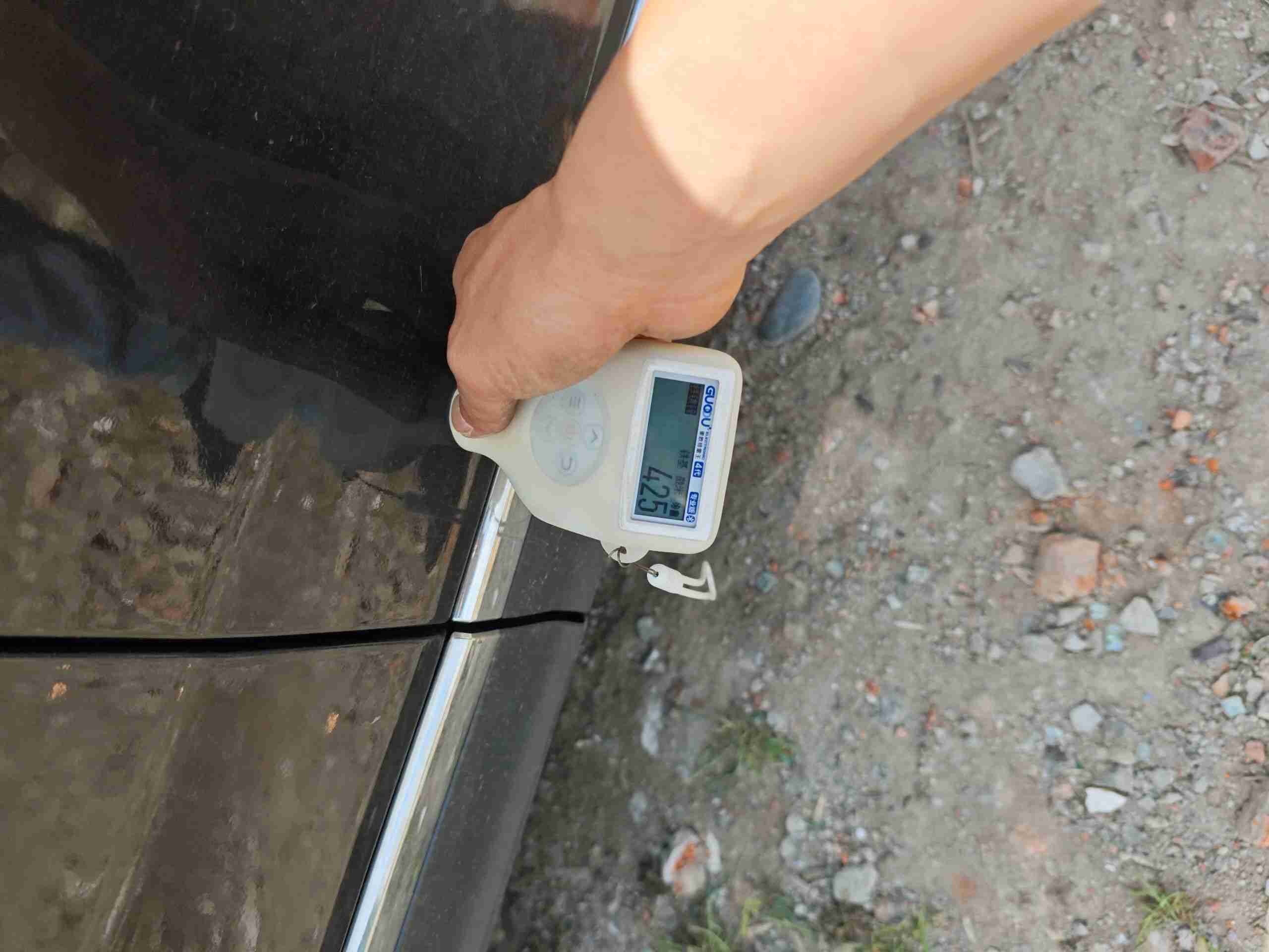 右侧前门漆面钣金修复痕迹实拍