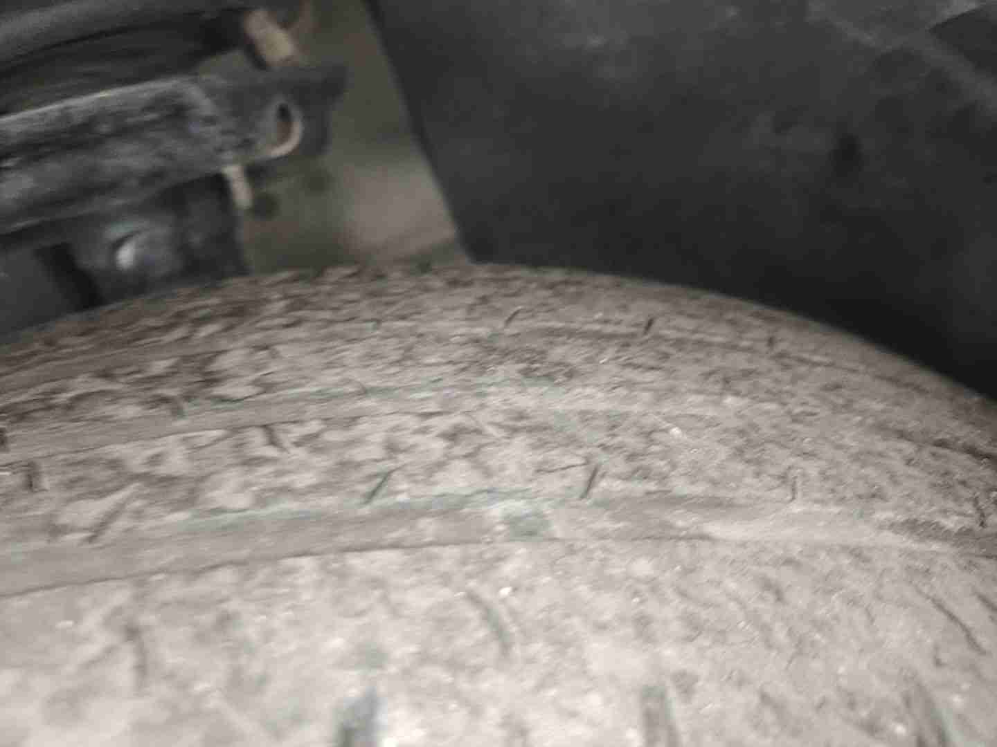 左前轮胎磨损到极限实拍