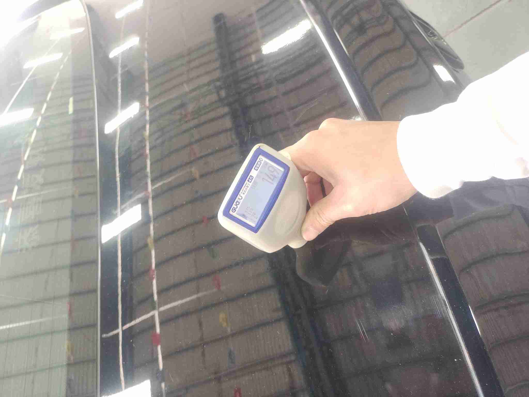 后备箱盖喷漆修复痕迹实拍