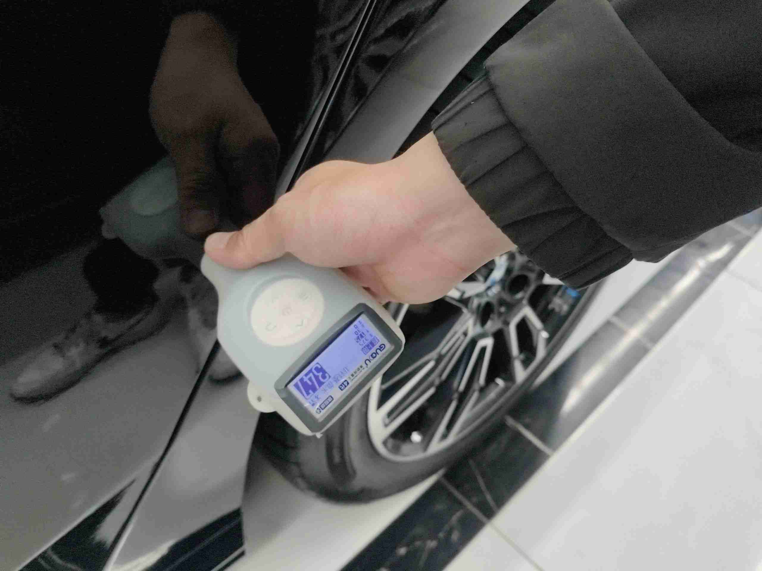 左侧后门钣金修复痕迹实拍