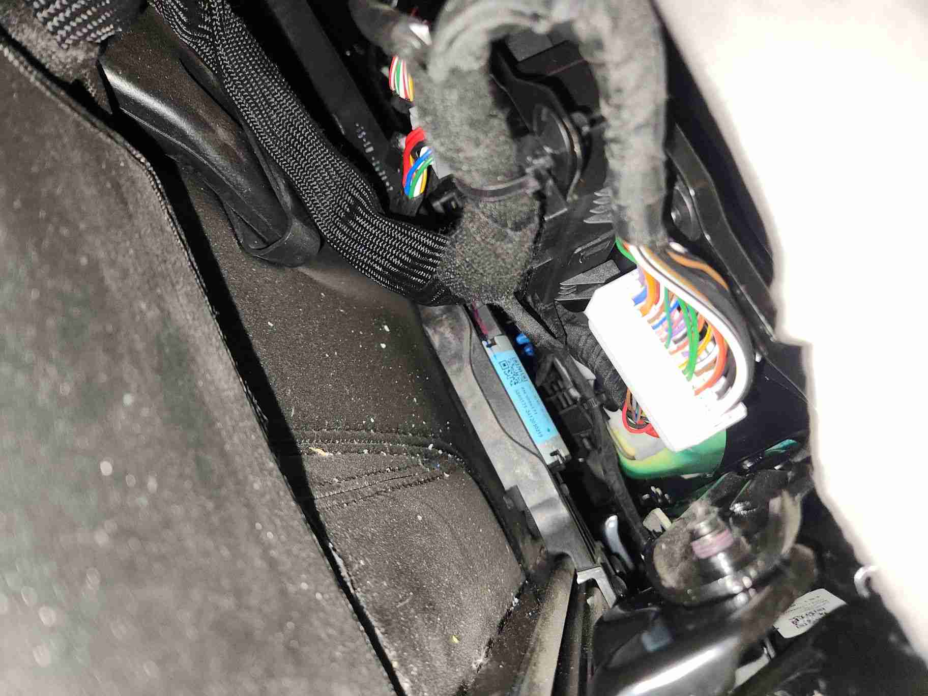 左前座椅滑轨拆卸痕迹实拍