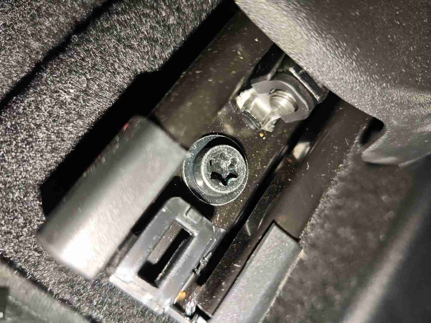 左前座椅滑轨拆卸痕迹实拍