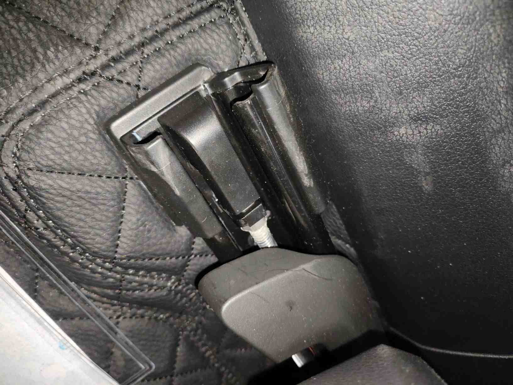 右前座椅滑轨拆卸痕迹实拍