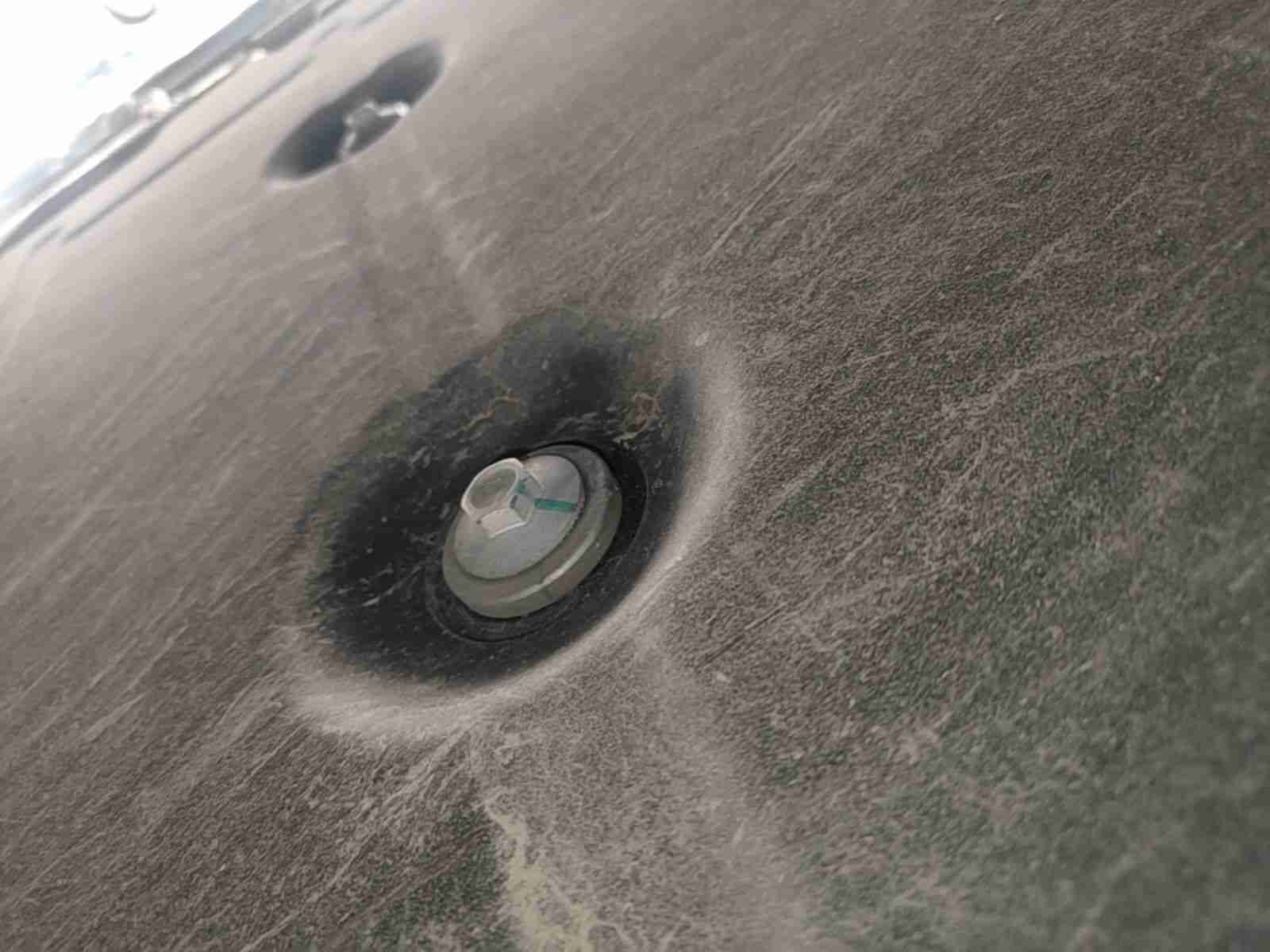 动力电池箱底护板拆卸痕迹