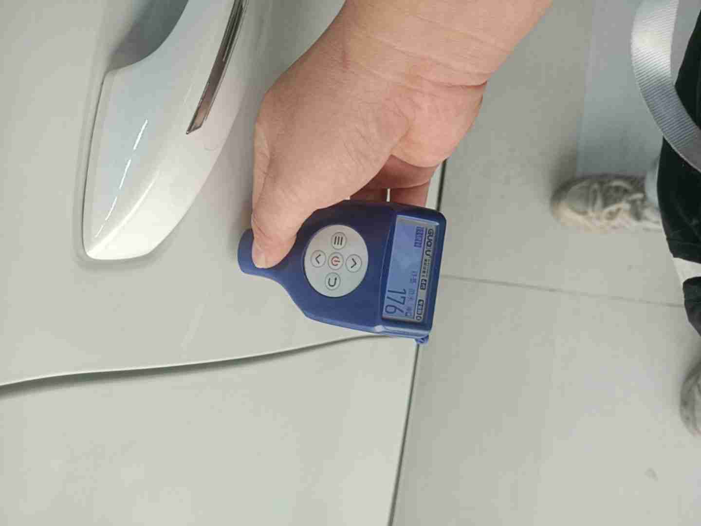 右侧前门漆面喷漆修复实拍