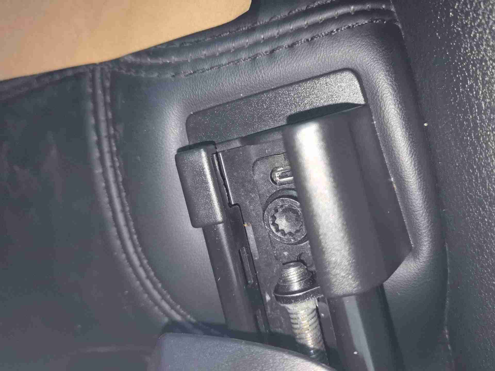 右前座椅滑轨拆卸痕迹实拍