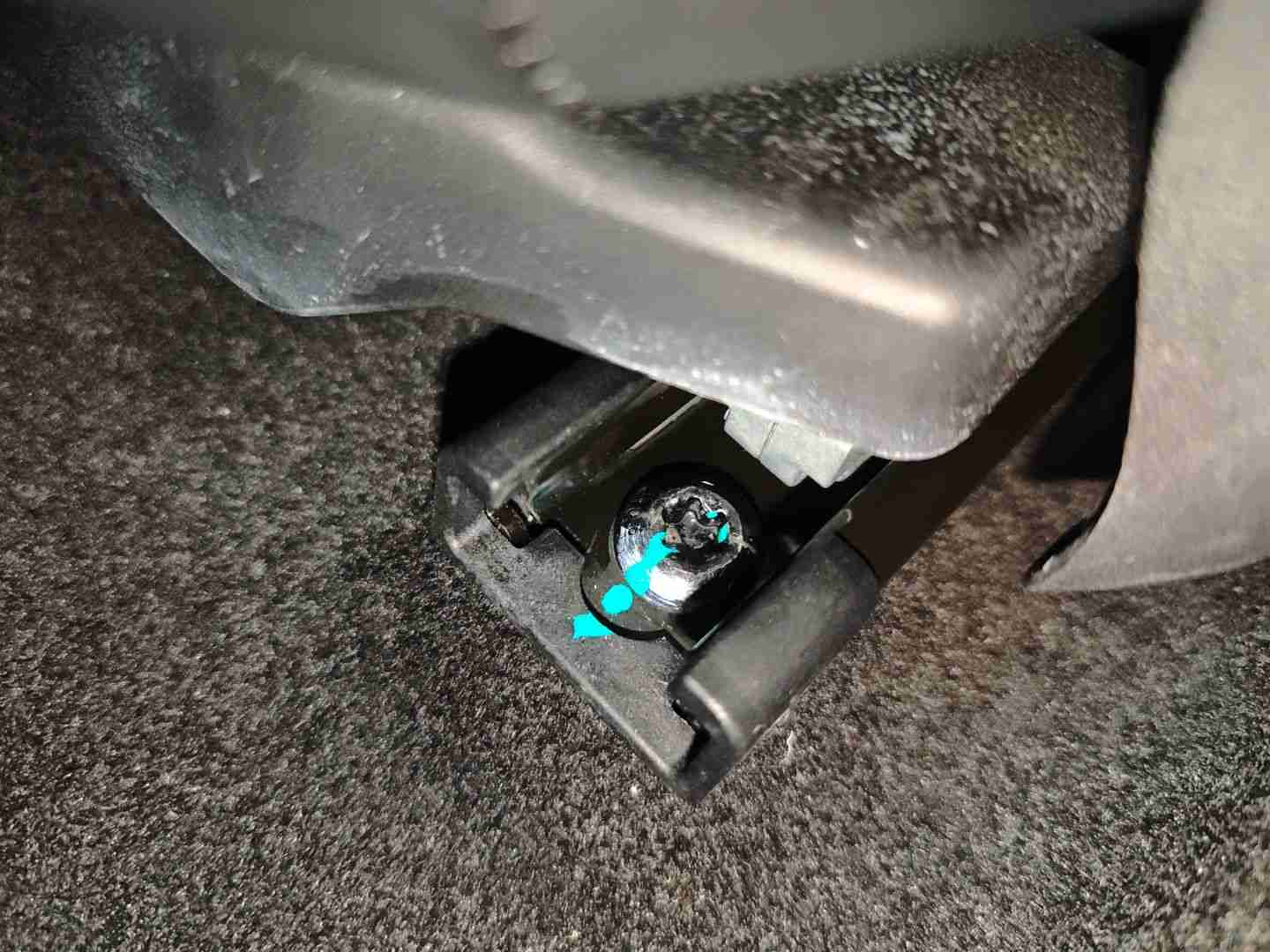 左前座椅滑轨拆卸痕迹实拍