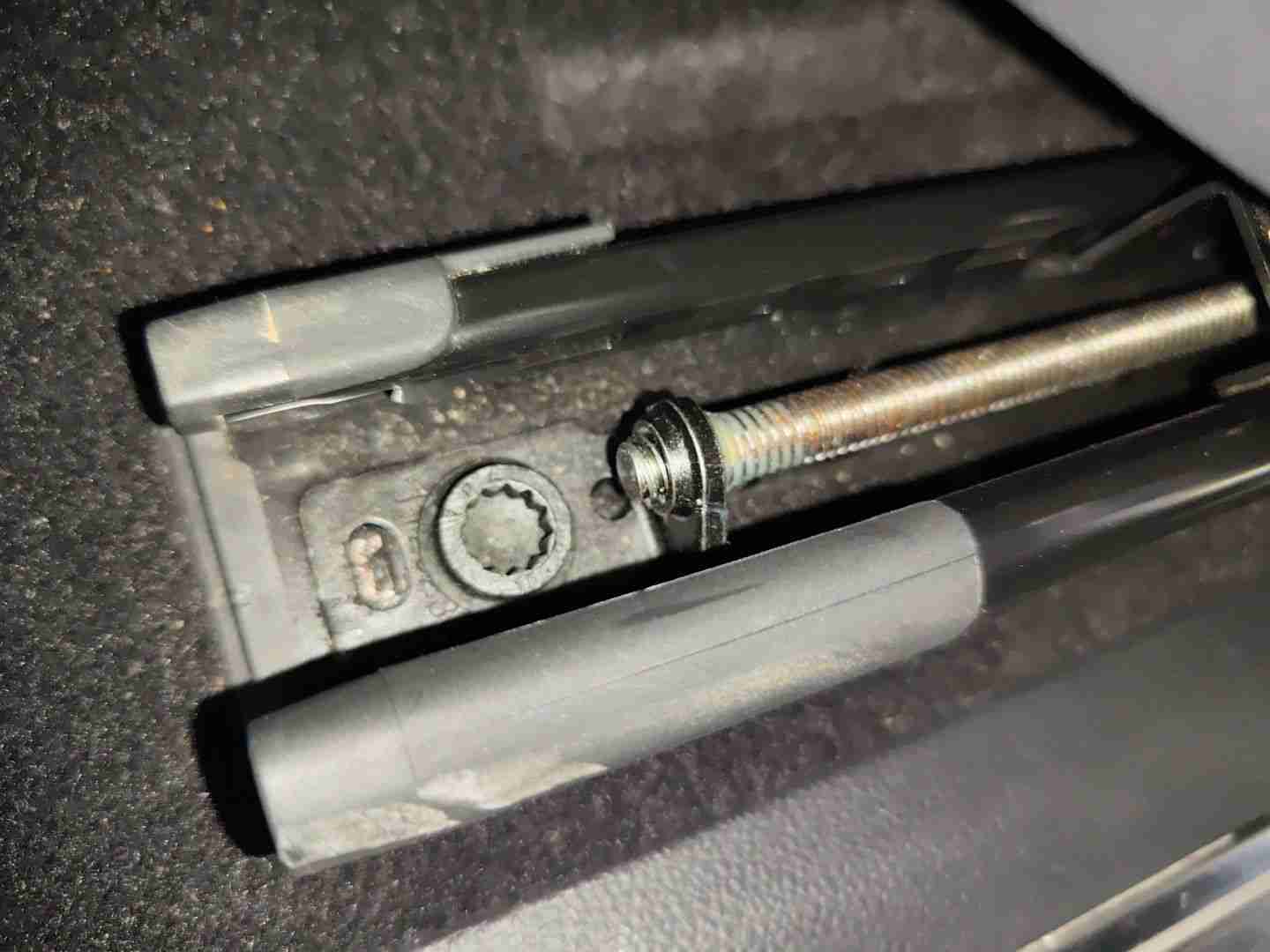 左前座椅滑轨及螺丝浮锈情况实拍