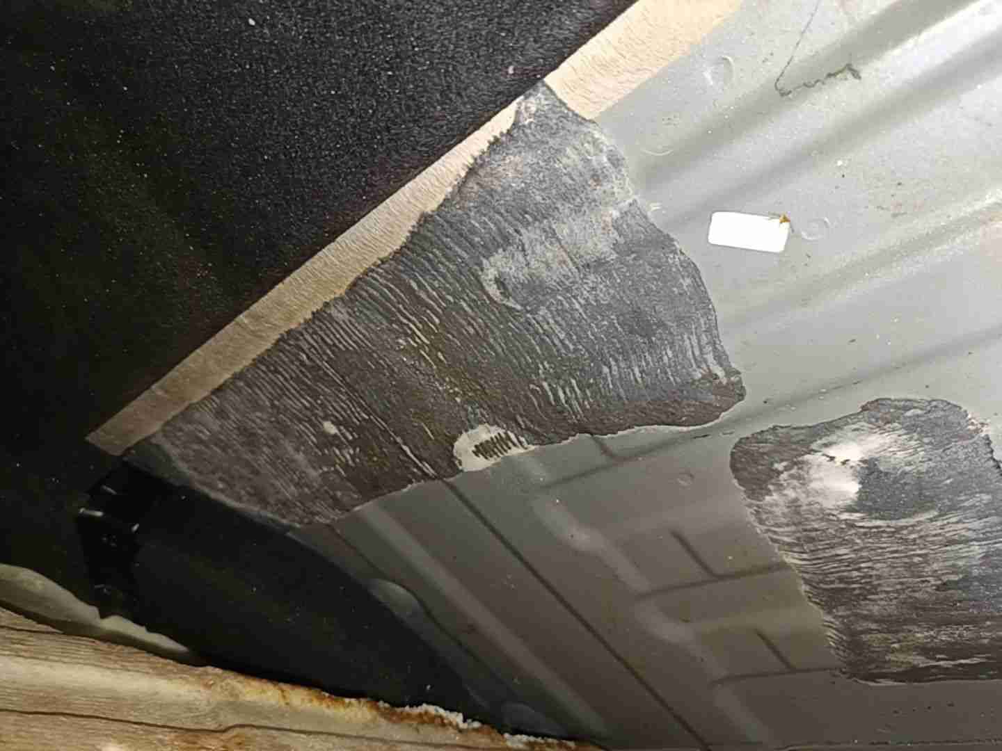 右前底板隔音胶浸水痕迹实拍