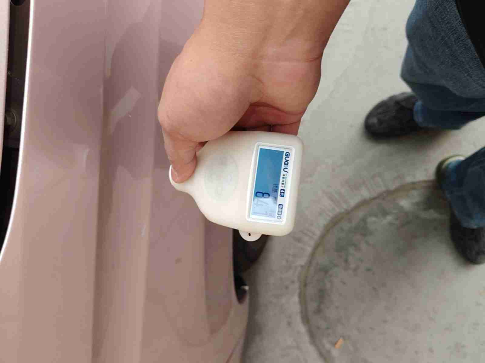右前翼子板喷漆修复痕迹实拍