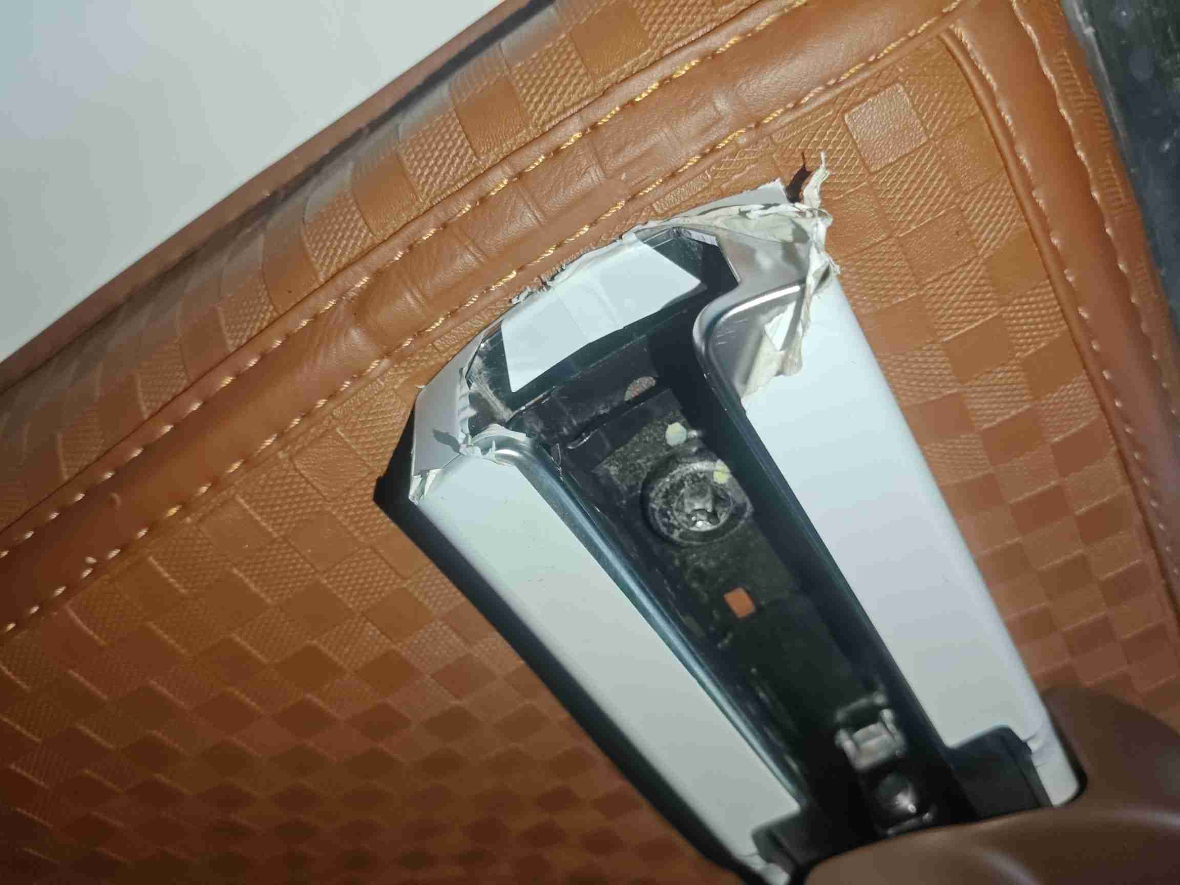 右前座椅滑轨拆卸痕迹实拍