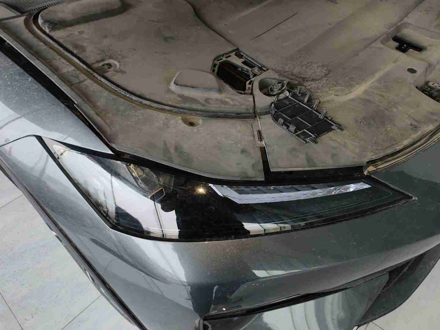 右前大灯更换痕迹实拍