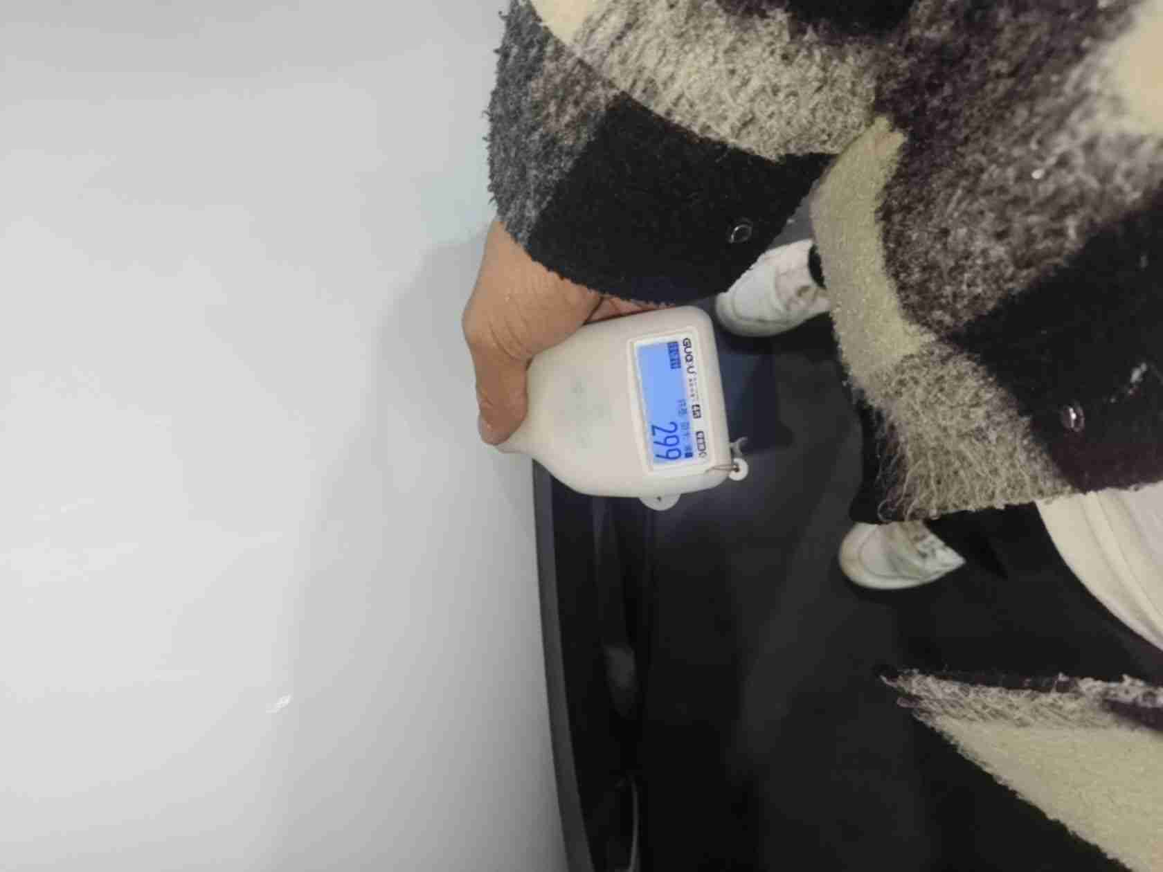右前翼子板钣金喷漆痕迹实拍