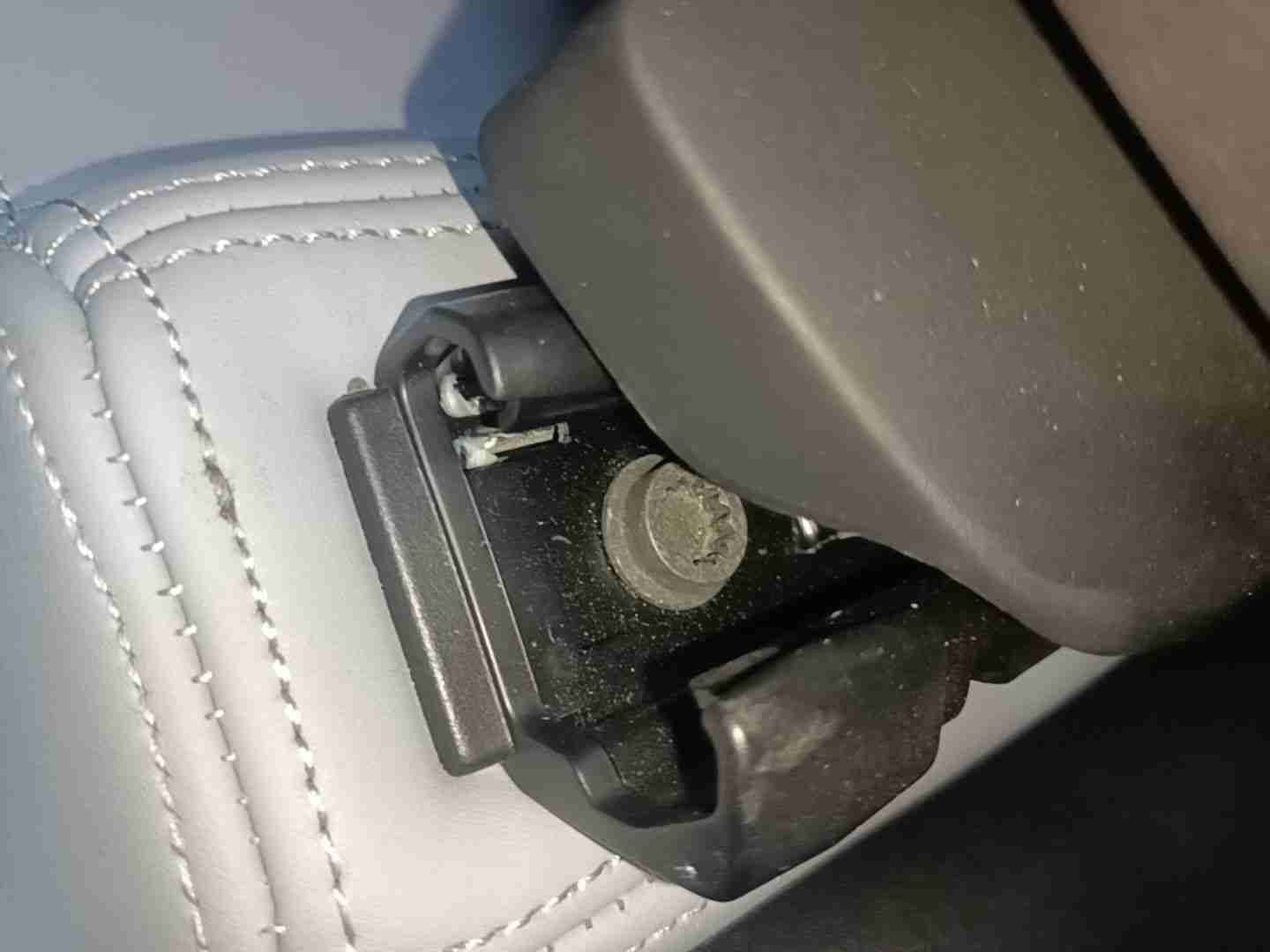左前座椅滑轨安装螺丝拆卸痕迹实拍