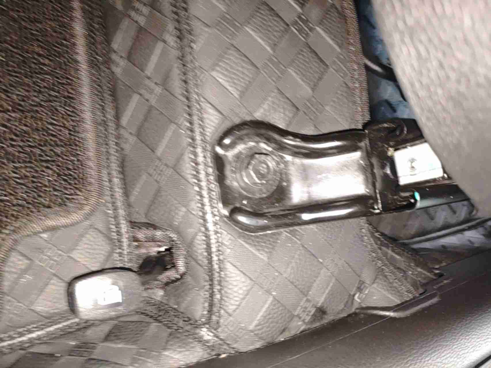 左前座椅滑轨拆卸痕迹实拍