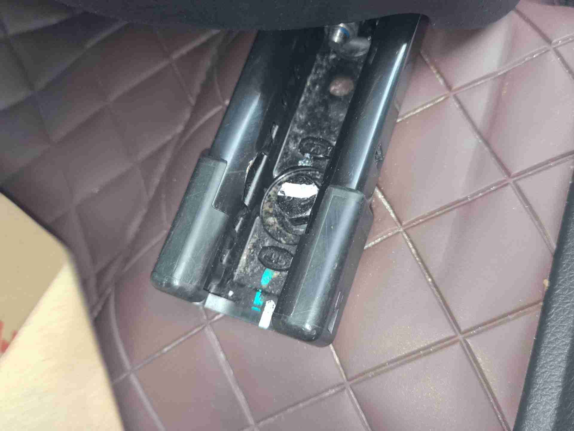 左前座椅滑轨安装螺丝拆卸痕迹实拍