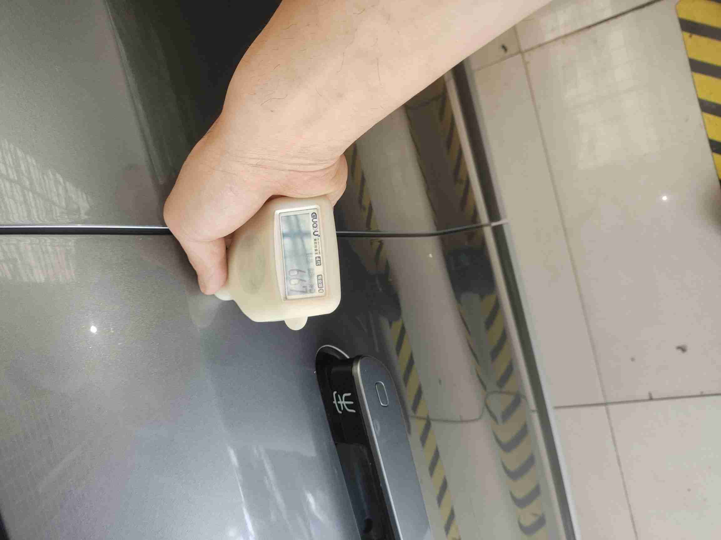 左前门钣金修复痕迹实拍