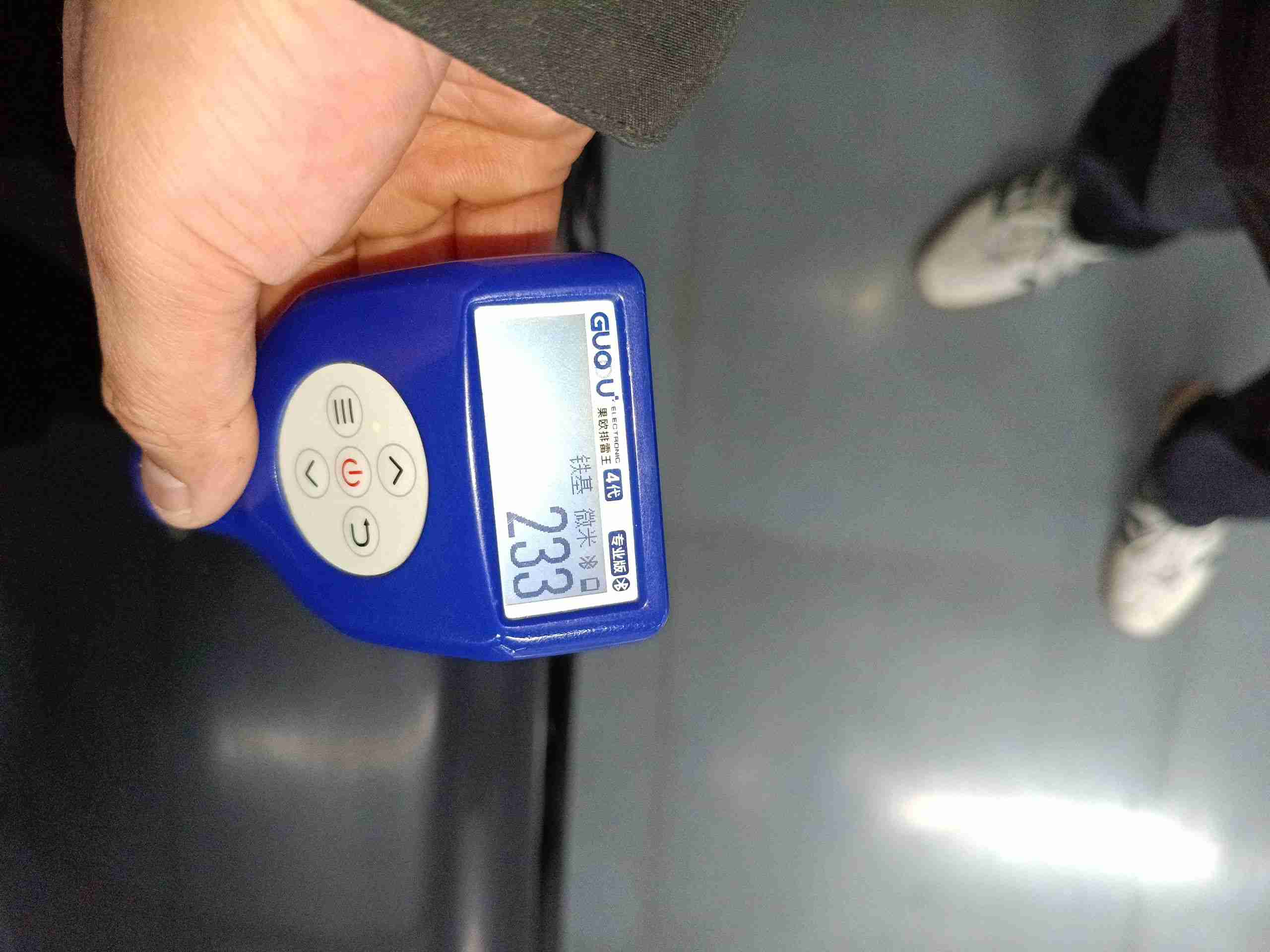右侧前门漆面钣金修复痕迹实拍