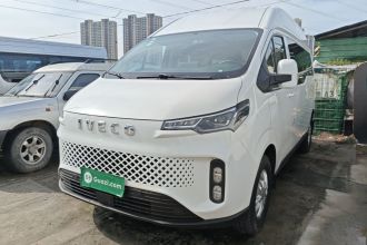 依维柯聚星 2023款 B33客车 2.0T 110KW自动星辉版高顶