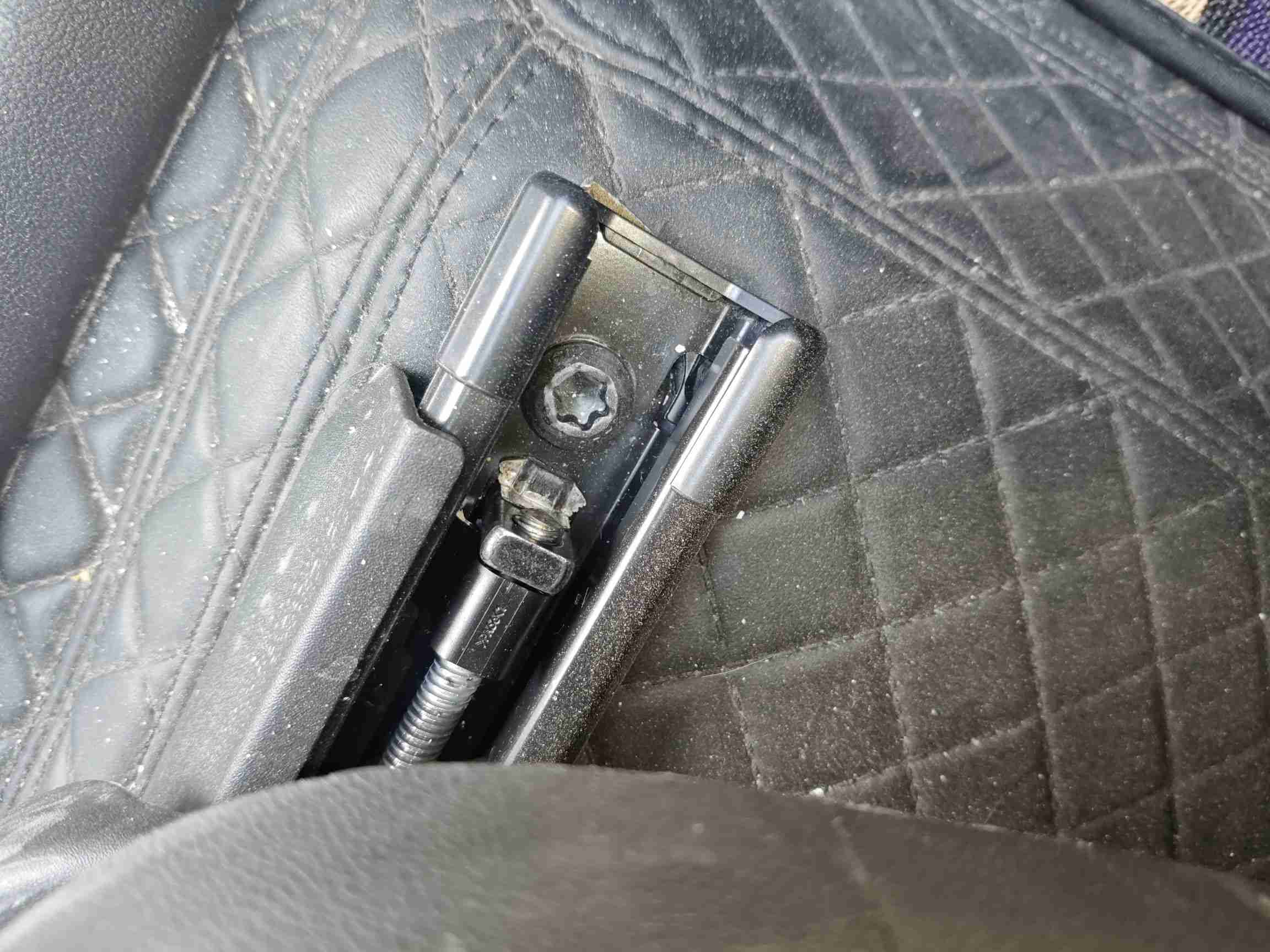 左前座椅滑轨拆卸痕迹实拍