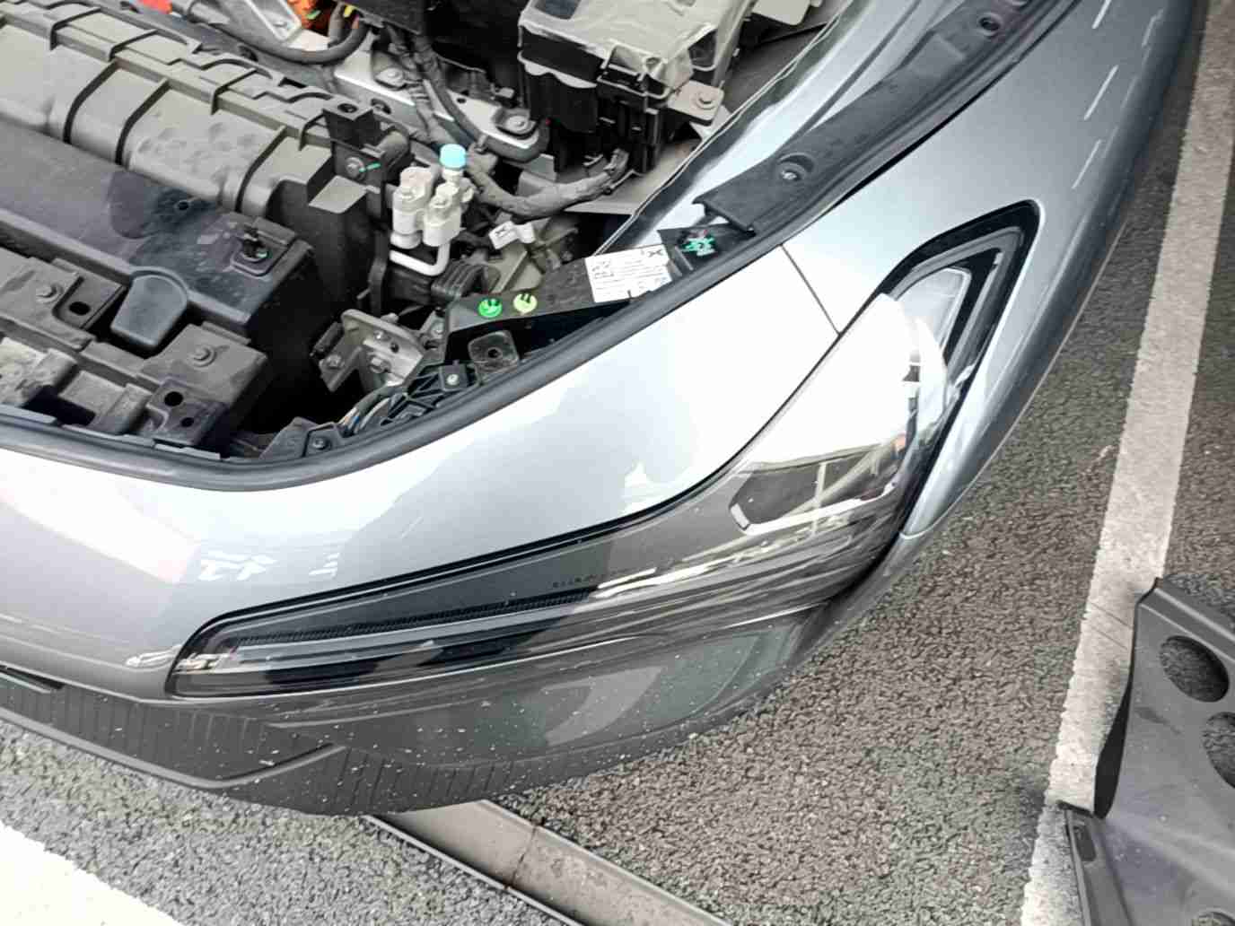 左前大灯更换痕迹实拍