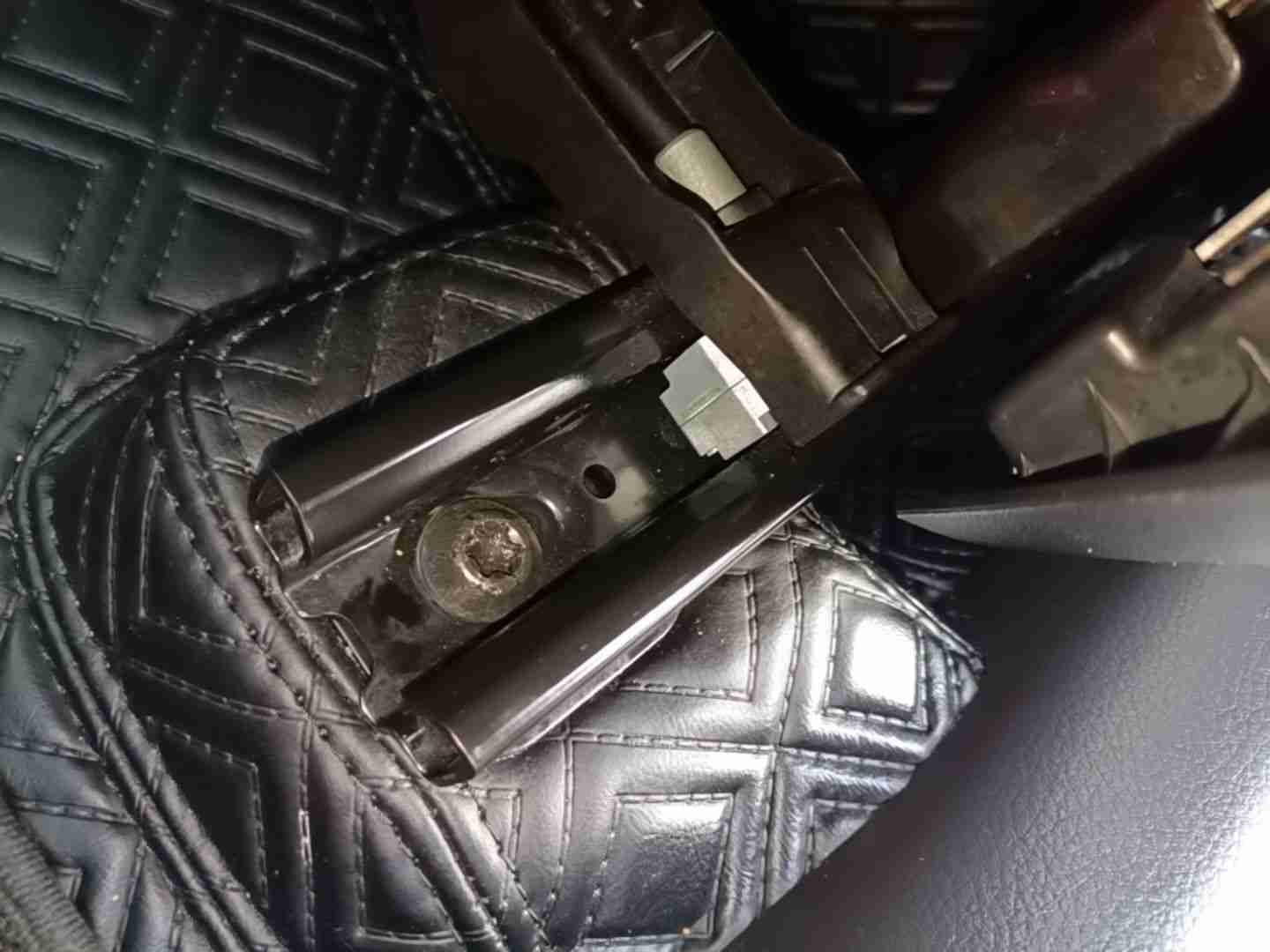 左前座椅滑轨螺丝拆卸痕迹实拍