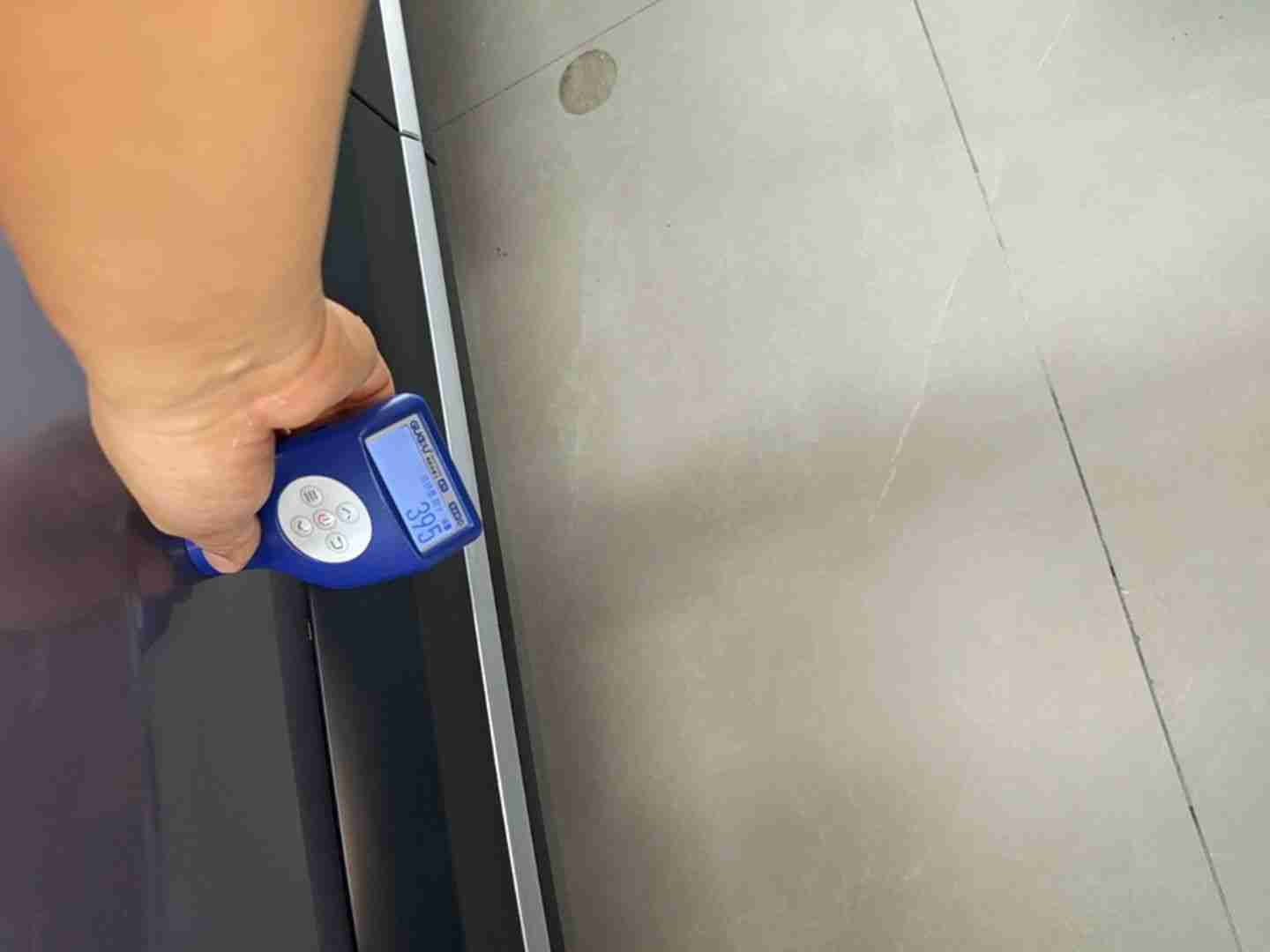 左侧前门钣金修复痕迹实拍