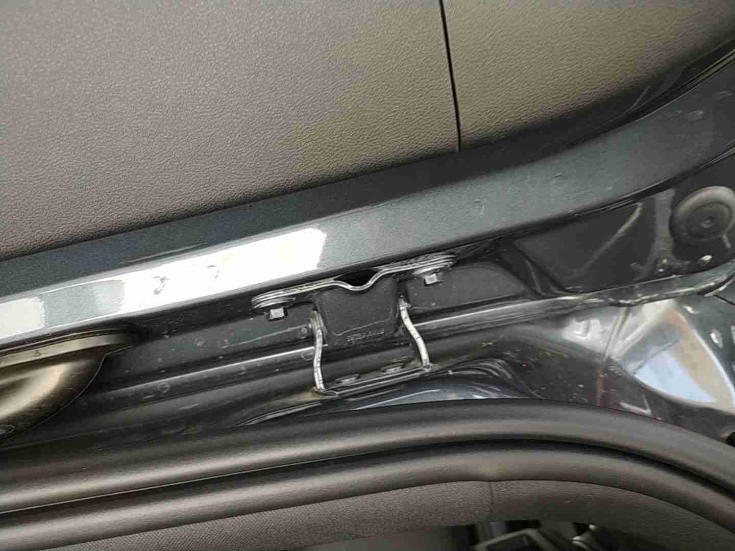 后备箱盖更换痕迹实拍