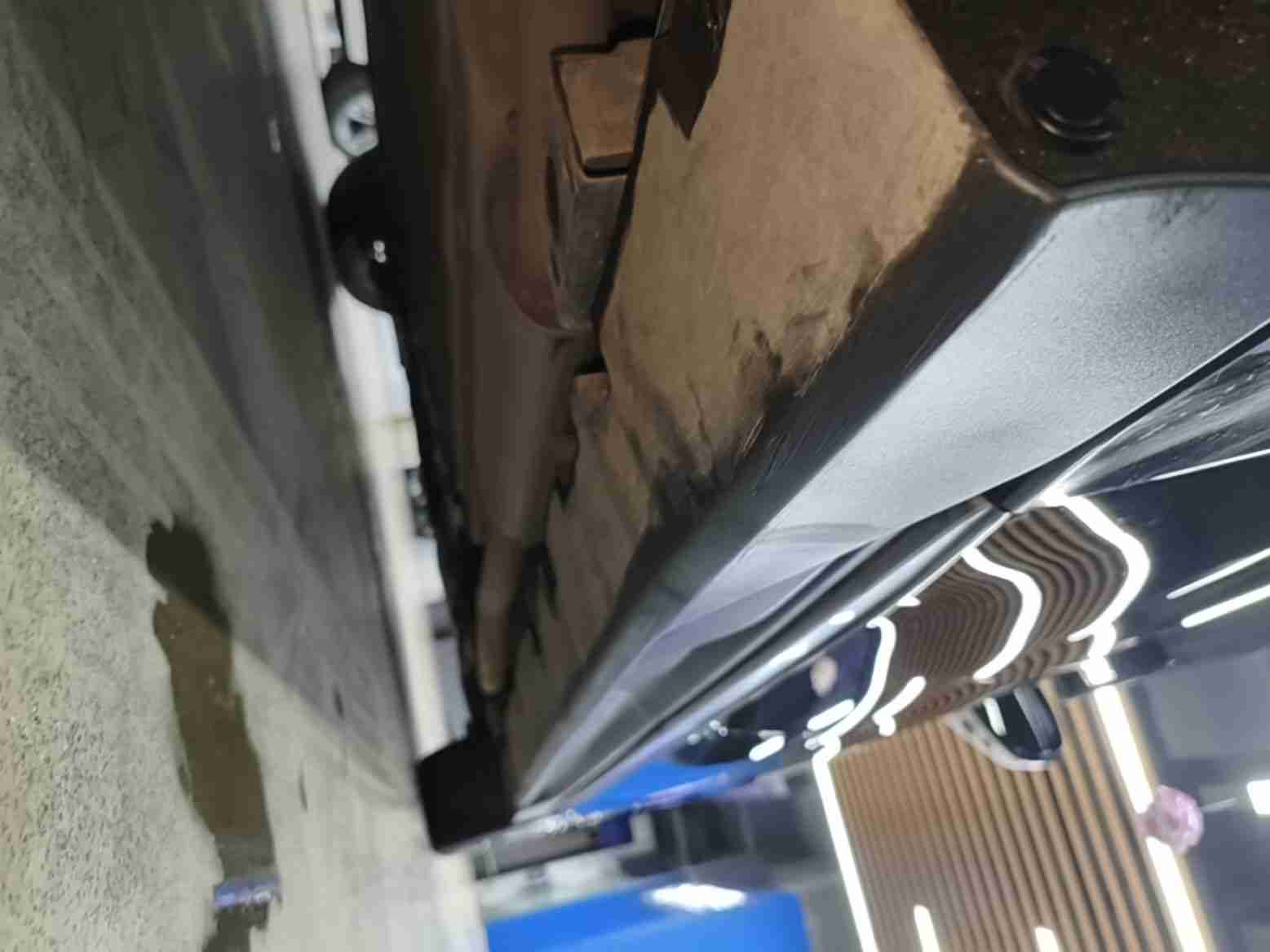 副驾驶侧底边梁饰板划痕实拍