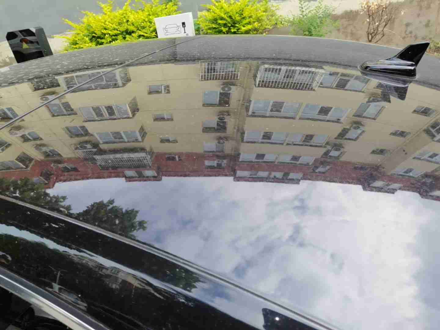 车顶因冰雹导致的轻微凹陷钣金痕迹
