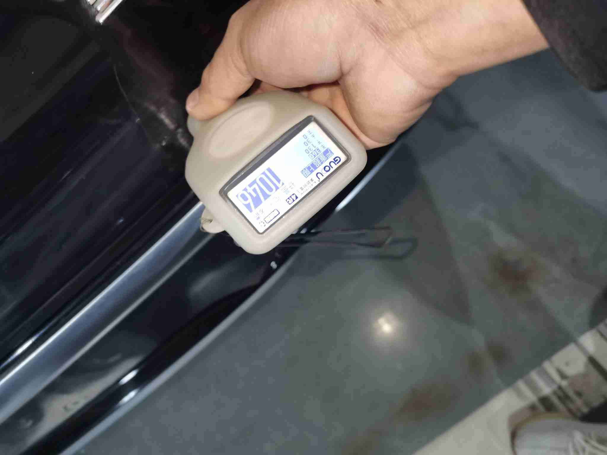 车尾后备箱盖钣金修复痕迹特写