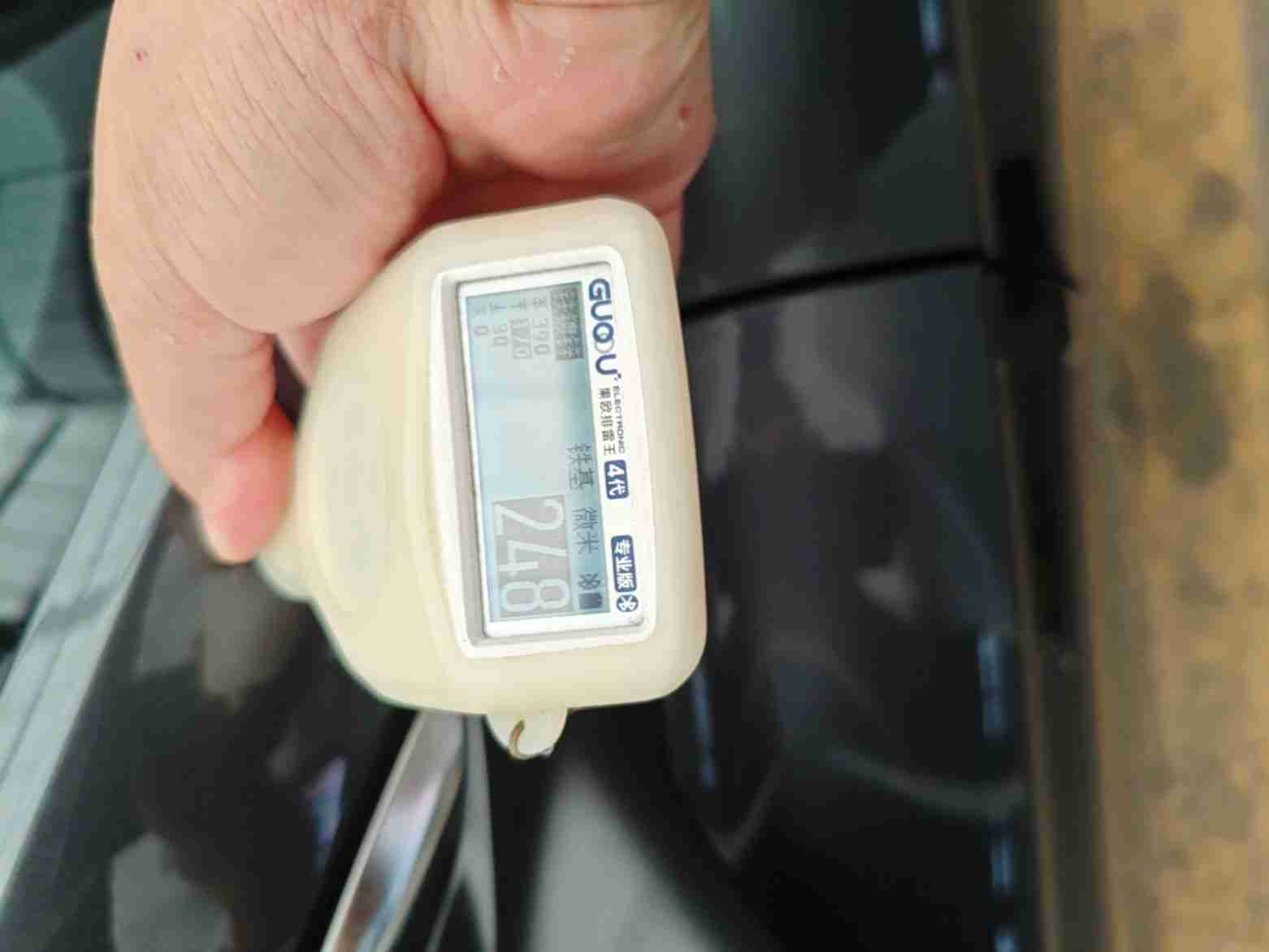 右A柱覆盖面喷漆痕迹实拍