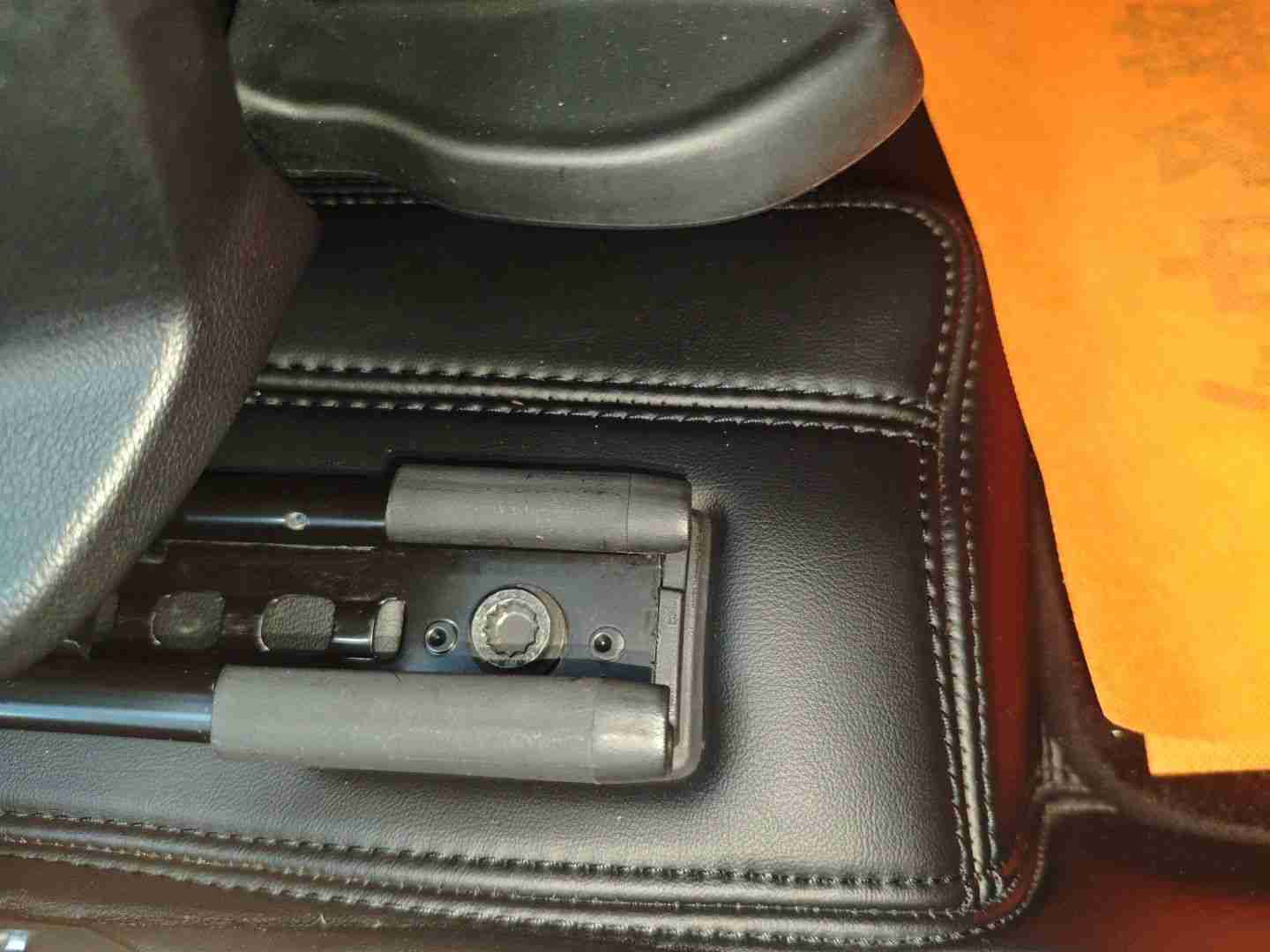 右前座椅滑轨安装螺丝拆卸痕迹实拍