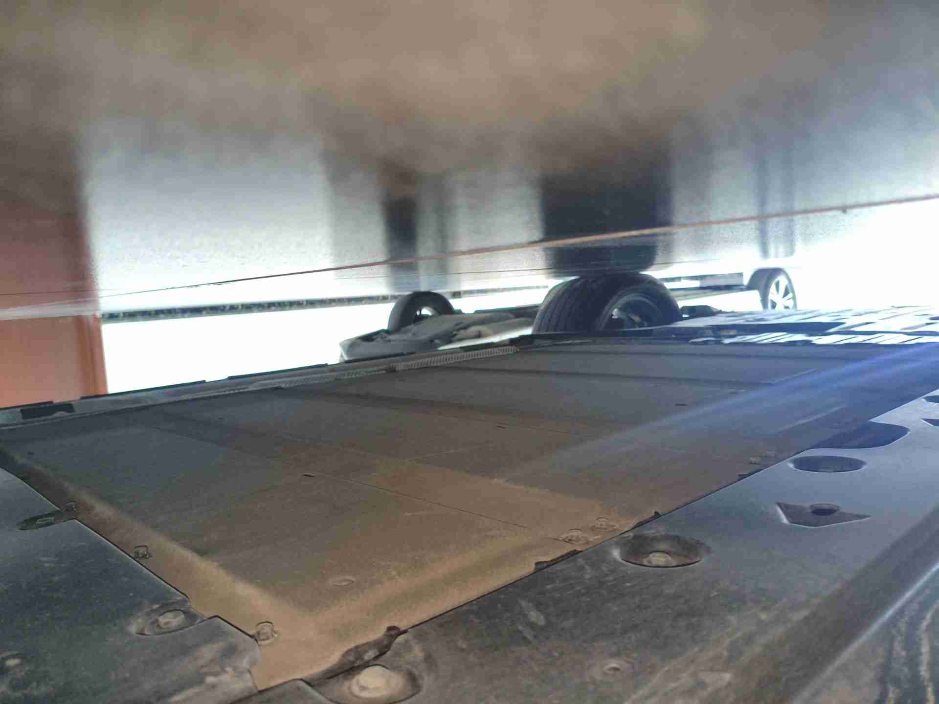 动力电池底护板拆卸痕迹实拍