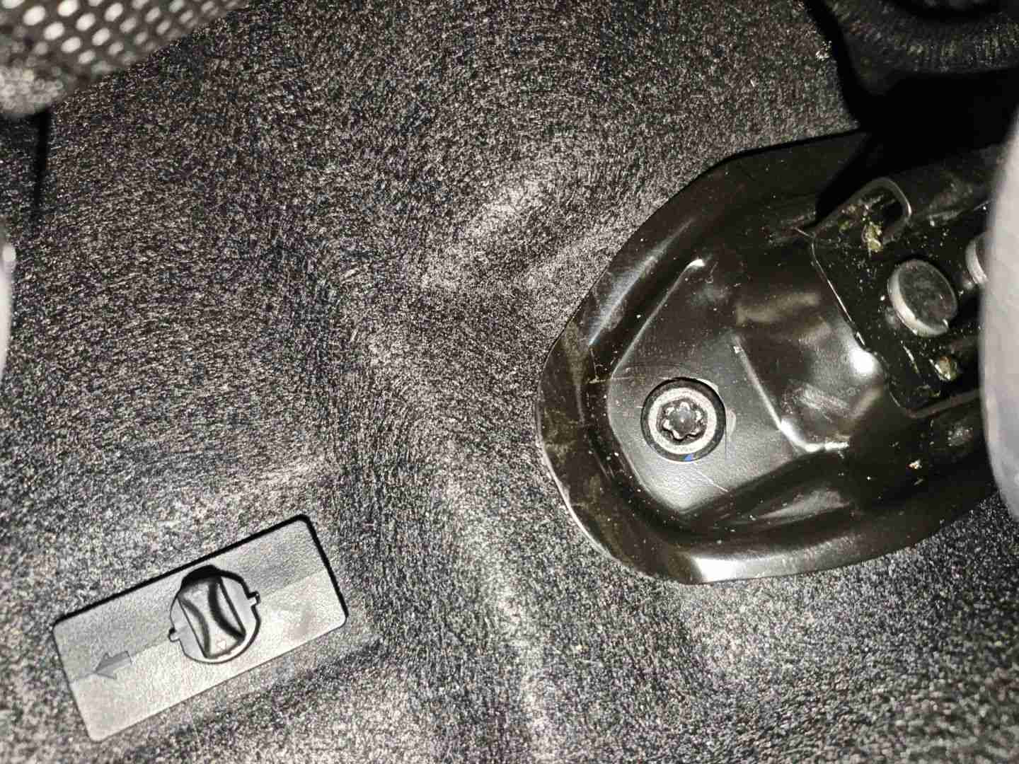 左前座椅滑轨拆卸痕迹实拍