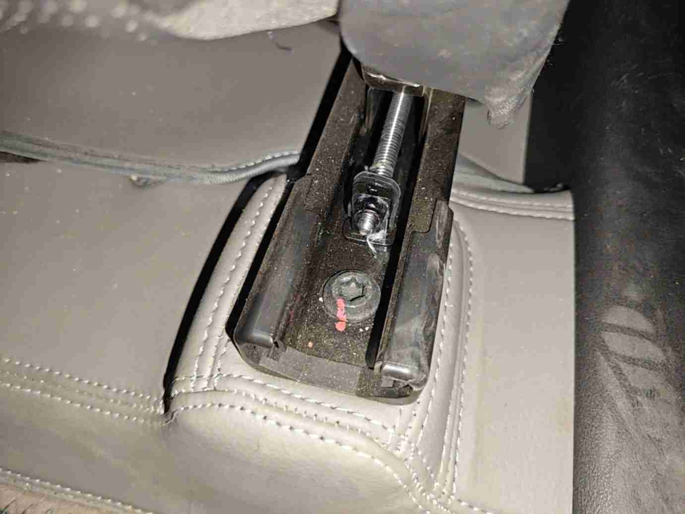 左前座椅滑轨安装螺丝拆卸痕迹实拍