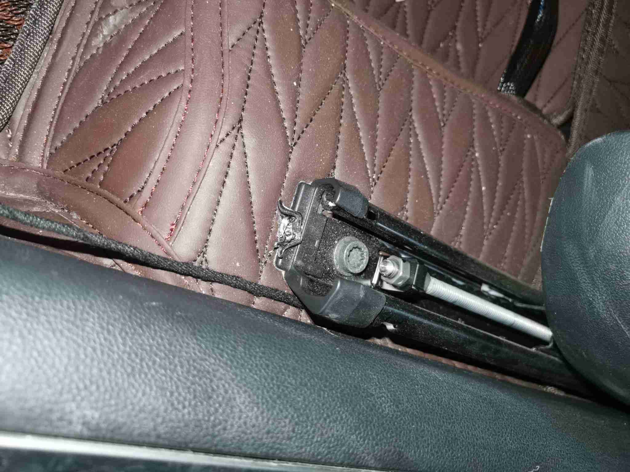 左前座椅滑轨拆卸痕迹实拍