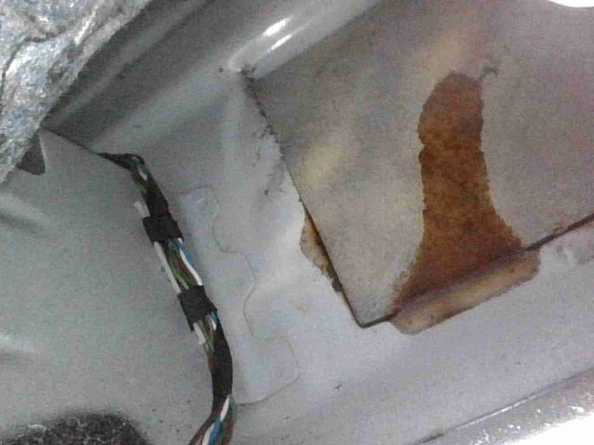 右前底板隔音胶浸水痕迹实拍