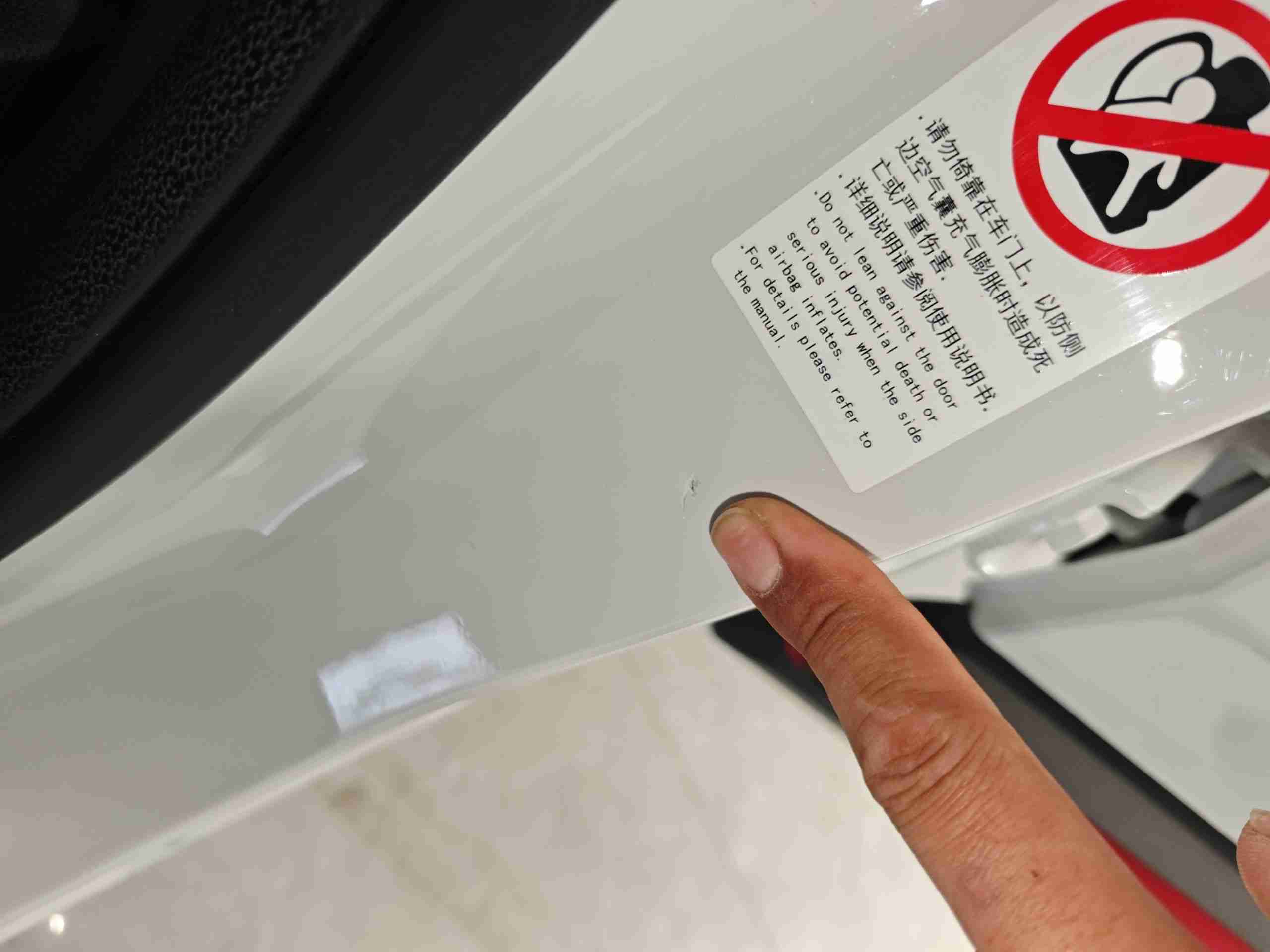 左B柱内侧轻微变形实拍