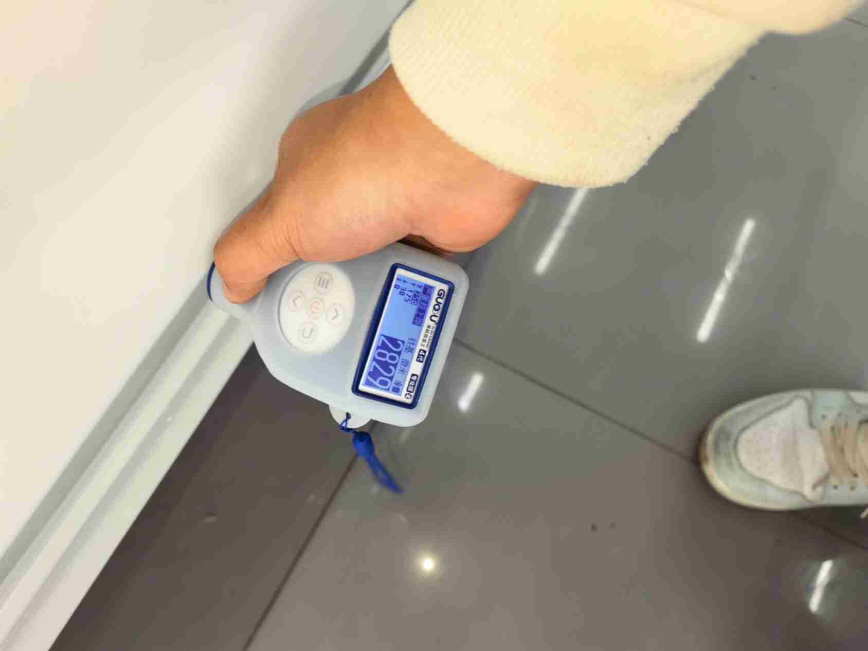 右侧前门钣金修复痕迹实拍