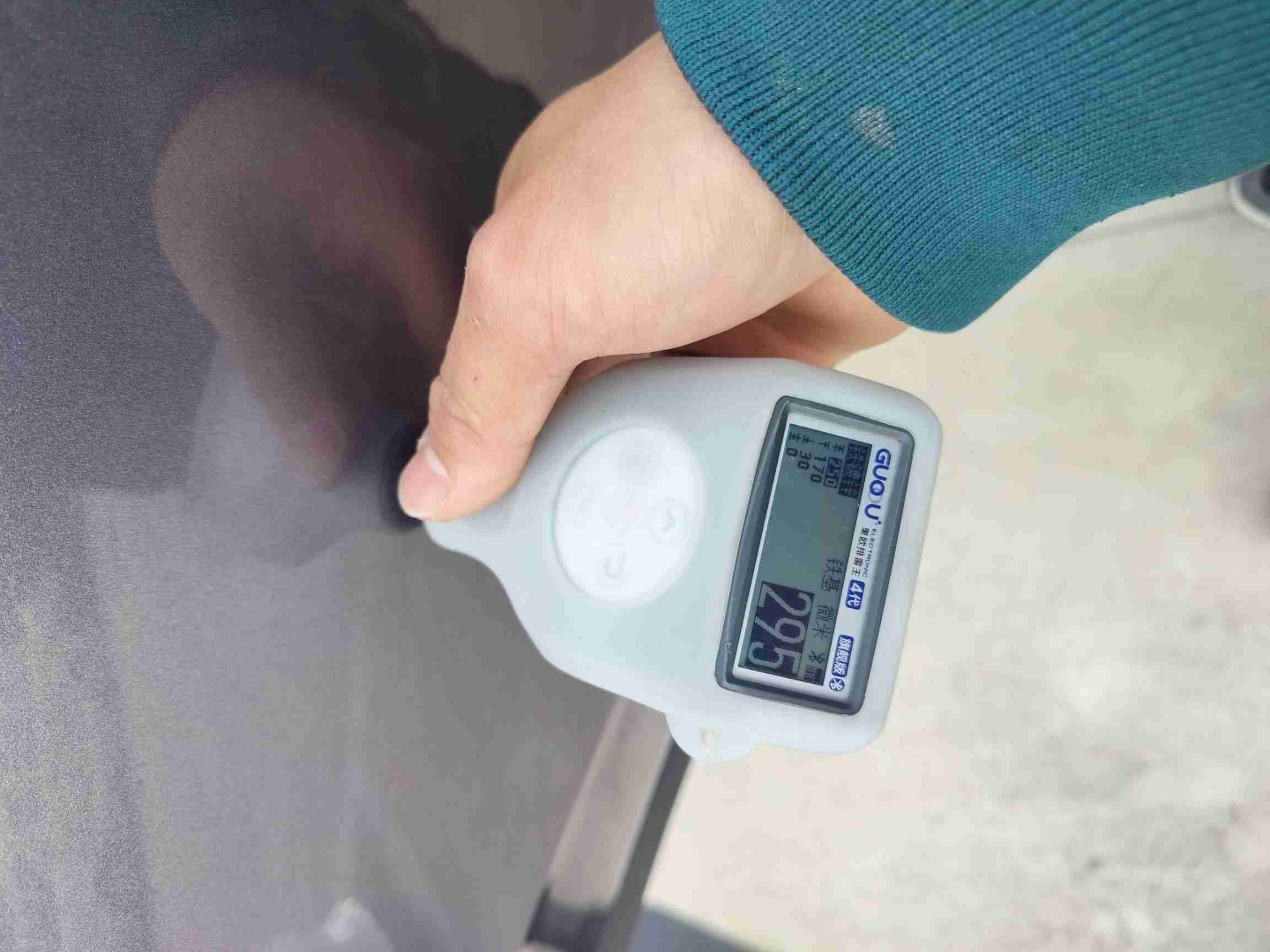 右侧后门钣金修复痕迹实拍