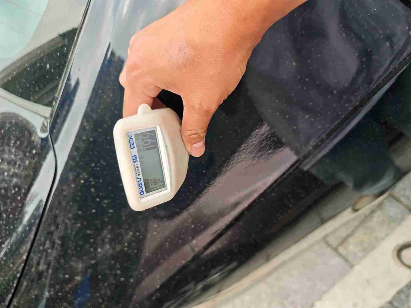 右C柱外侧喷漆修复痕迹实拍