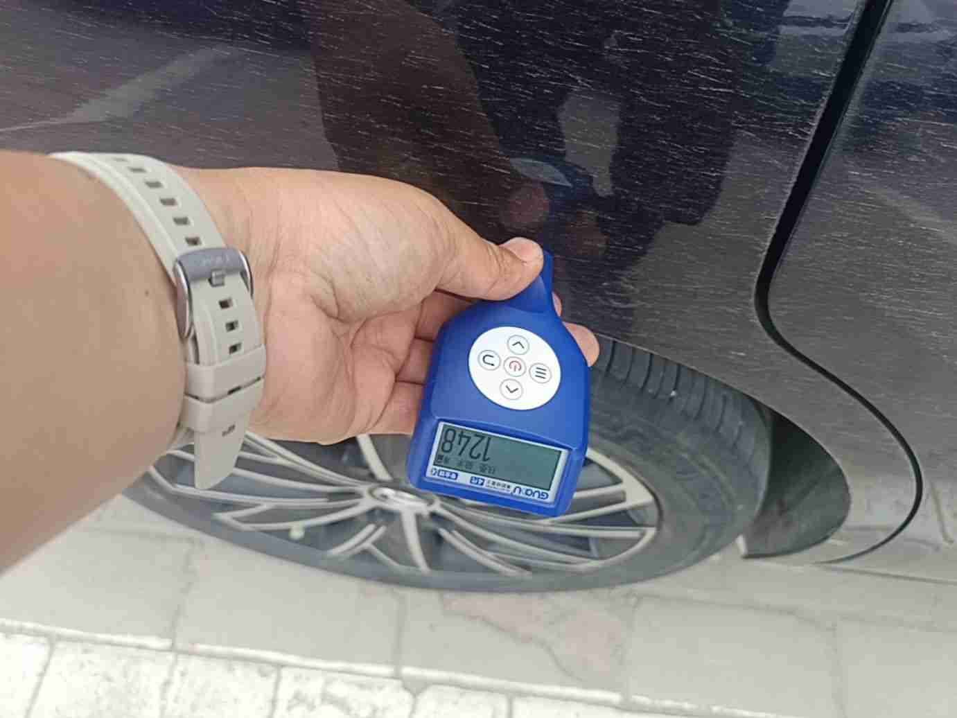 右后翼子板钣金修复痕迹实拍