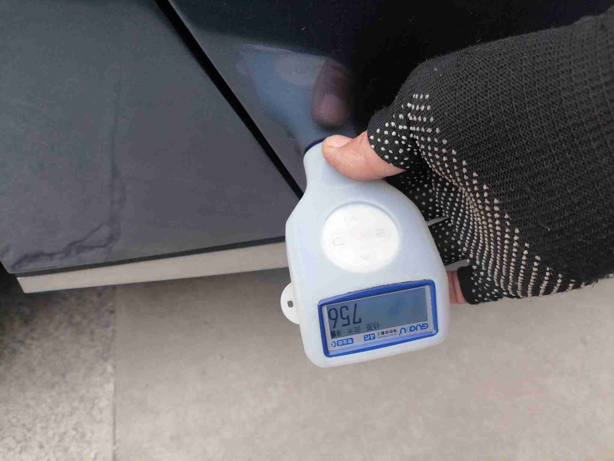右侧后门漆面钣金修复痕迹实拍
