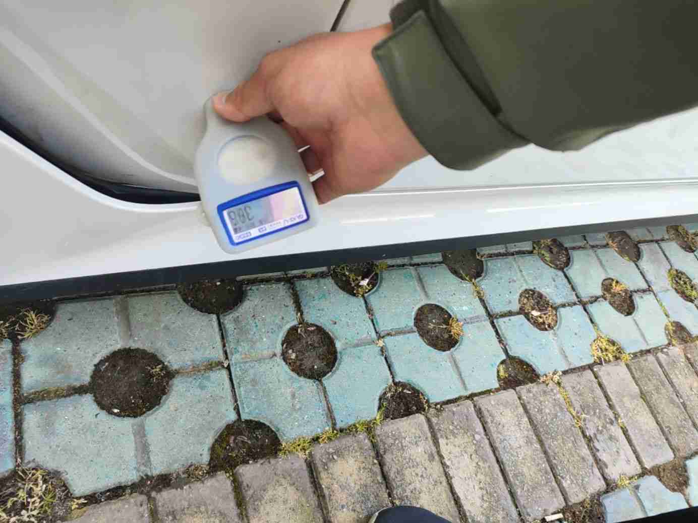 左前翼子板钣金修复痕迹实拍