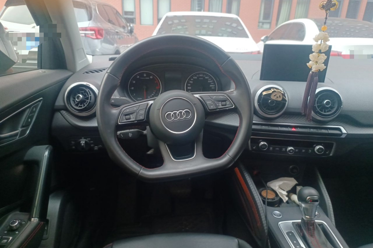 Audi Q2L фото 11